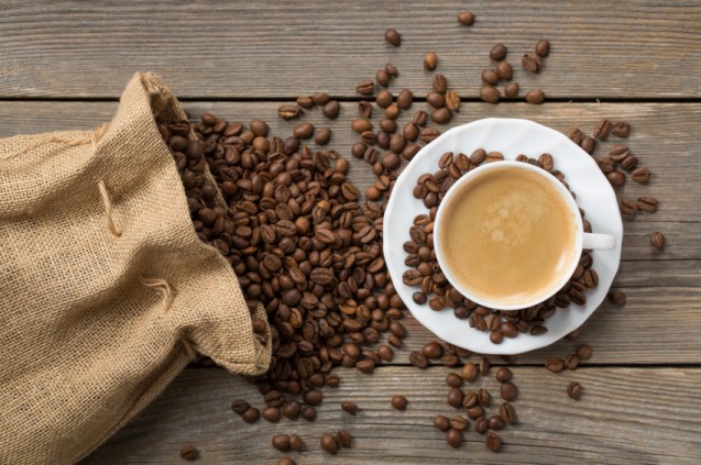 Gunakan biji kopi untuk menetralkan wangi