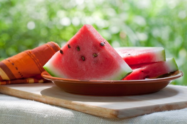 Makan buah semangka