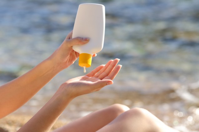 Memakai sunblock