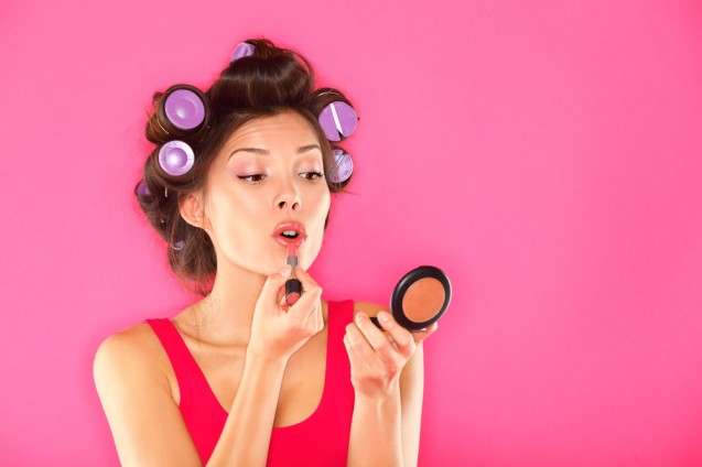 Menggunakan kosmetik matte