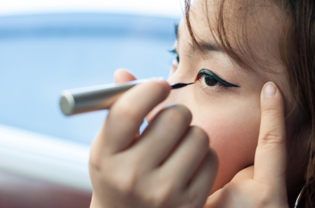 Menggunakan eyeliner