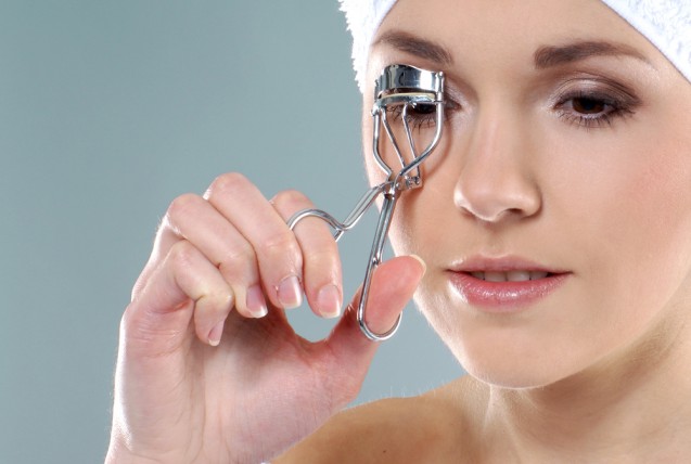 Menggunakan eyelash curler