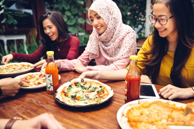Makan bersama teman