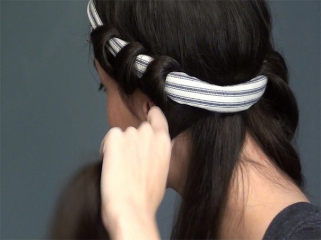 Menata rambut dengan hairband
