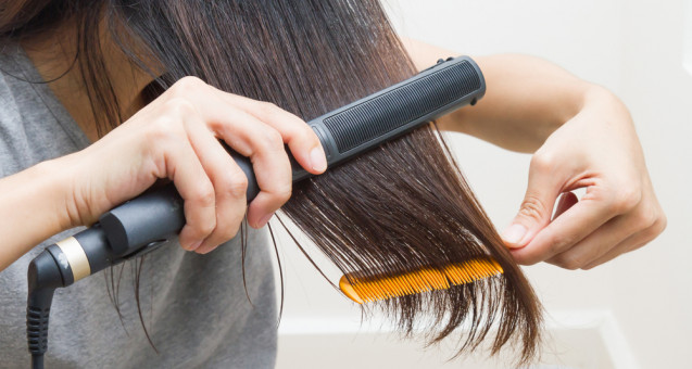 Menggunakan catokan rambut