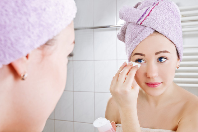Menggunakan cleanser